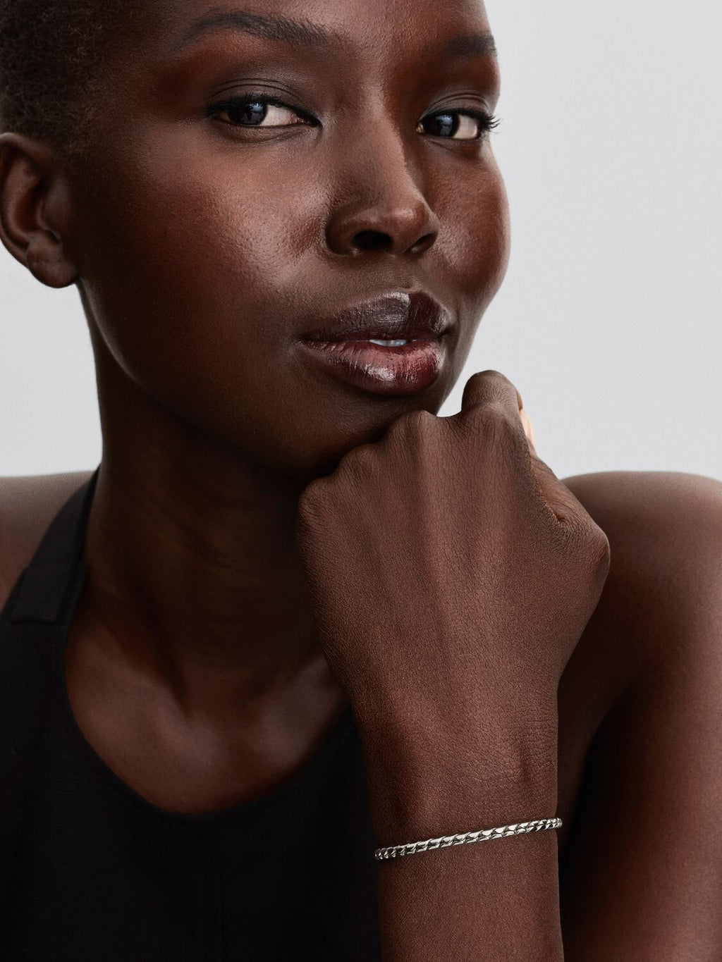 Round Clasp Wing Chain Bracelet