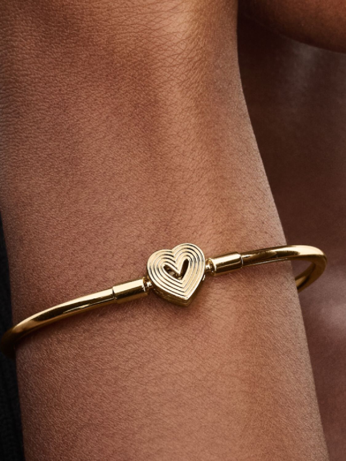 Radiating Heart Clasp Bangle 14k gold plating